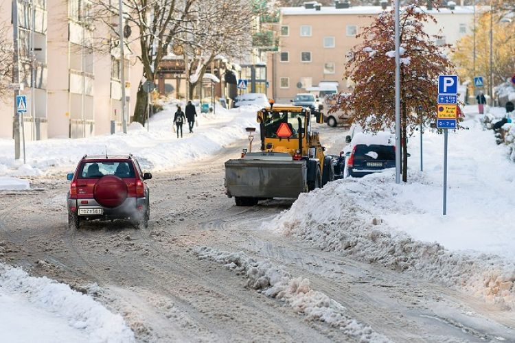 Obowiązki zarządcy nieruchomości zimą. Kto powinien zadbać o odśnieżanie chodników?